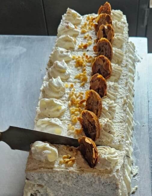 Ein wunderbares Gebäck, schön gestaltet und lecker, bereits angeschnitten auf einer Seite