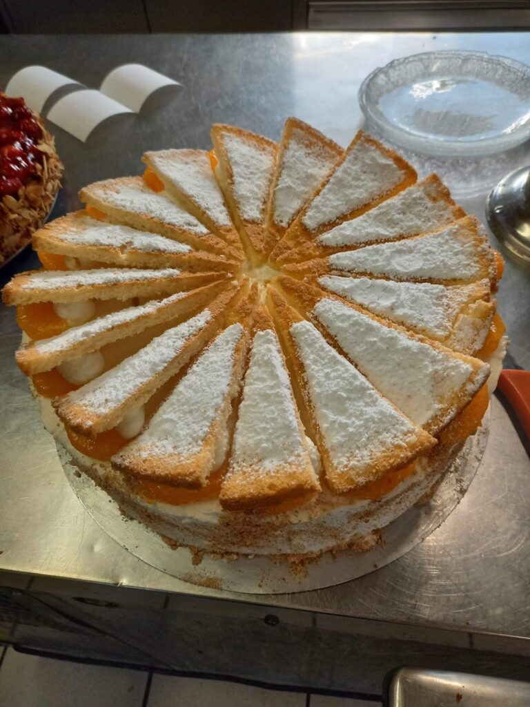 Ein wunderbares Gebäck, schön gestaltet und lecker, bereits angeschnitten auf einer Seite